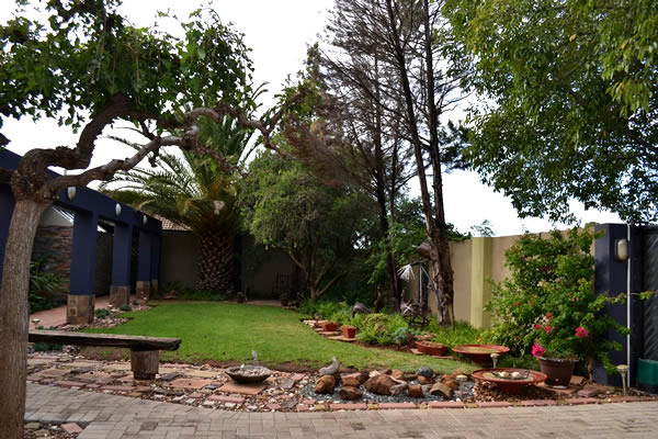 Self catering unit with desk and extra storage space near N1 Bloemfontein